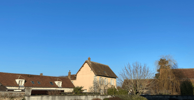 Village ciel bleu