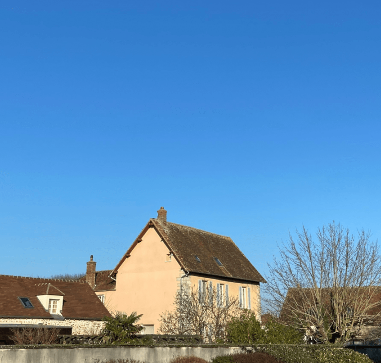 Village ciel bleu